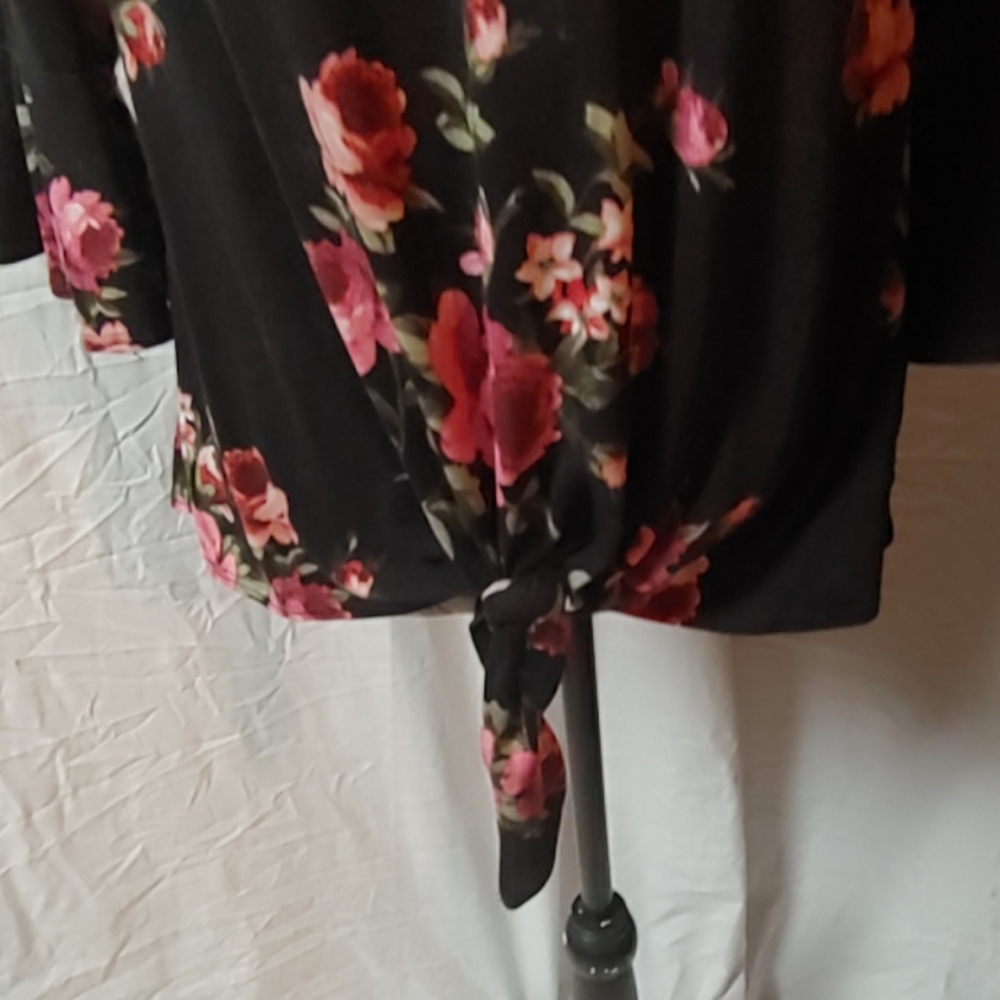 Threads Studio blouse. - Picture 3 of 7